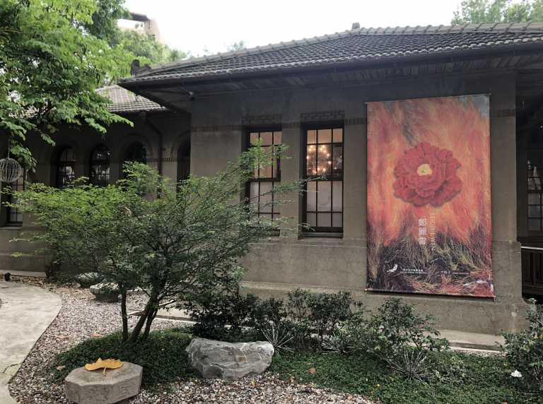 ▲近期畫廊正展出留美台灣藝術家鄭麗雲的油畫作品。｜Located in the center of the courtyard, the art gallery exhibits the works of artist Leigh Wen. (Courtesy of Spencer)