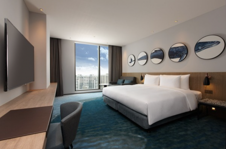 ▲和逸飯店桃園青埔館推出海洋主題套房｜COZZI Blu hotel offers ocean-themed suites. (Courtesy of COZZI Blu Hotel)
