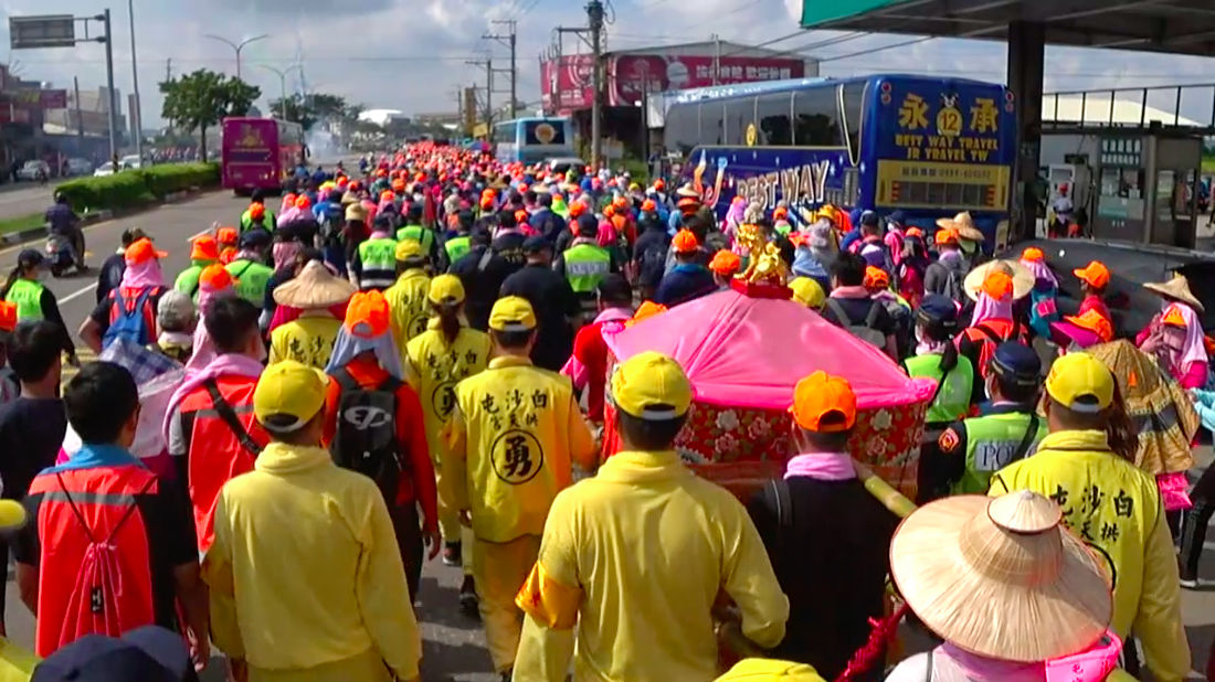 白沙屯媽祖的「粉紅超跑」開放信眾扛轎。（圖／翻攝自白沙屯媽祖網路電視台）