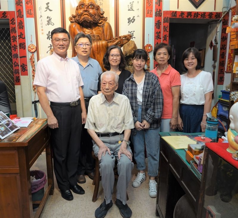 鹿港鎮長許志宏今（21）日前往探訪鹿港鎮今年最年長的模範父親、95歲的施起義。（圖／NOWnews記者葉靜美攝，2020.07.21）