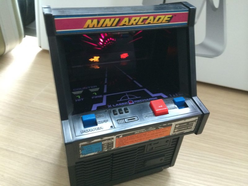 遊戲時光部屋／用齒輪與馬達重現宇宙戰爭：「機械式電玩」TOMY Mini Arcade
