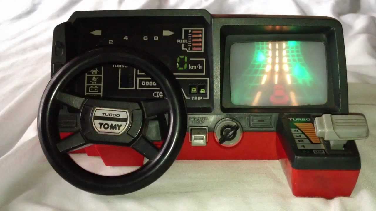 TOMY的捲軸式賽車電子遊戲機，雖然並不是電視遊樂器，但依然是1980年代的經典電子玩具，影響深遠，至今在市面上仍可找到類似產品。