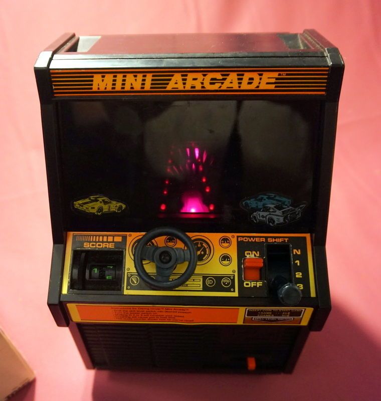 除了太空射擊類型之外，Mini Arcade系列遊戲機也有賽車遊戲的版本。