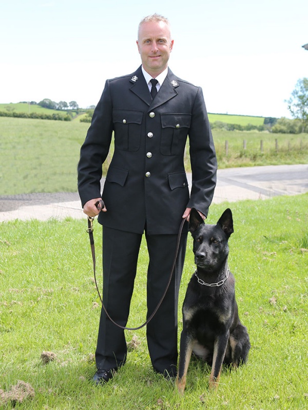 警官彼得（Peter Lloyd）和警犬麥克斯（Max）從訓練時期就是好夥伴，不久前麥克斯才獲得執照正式成為警犬。（圖／Dyfed-Powys Police） 
