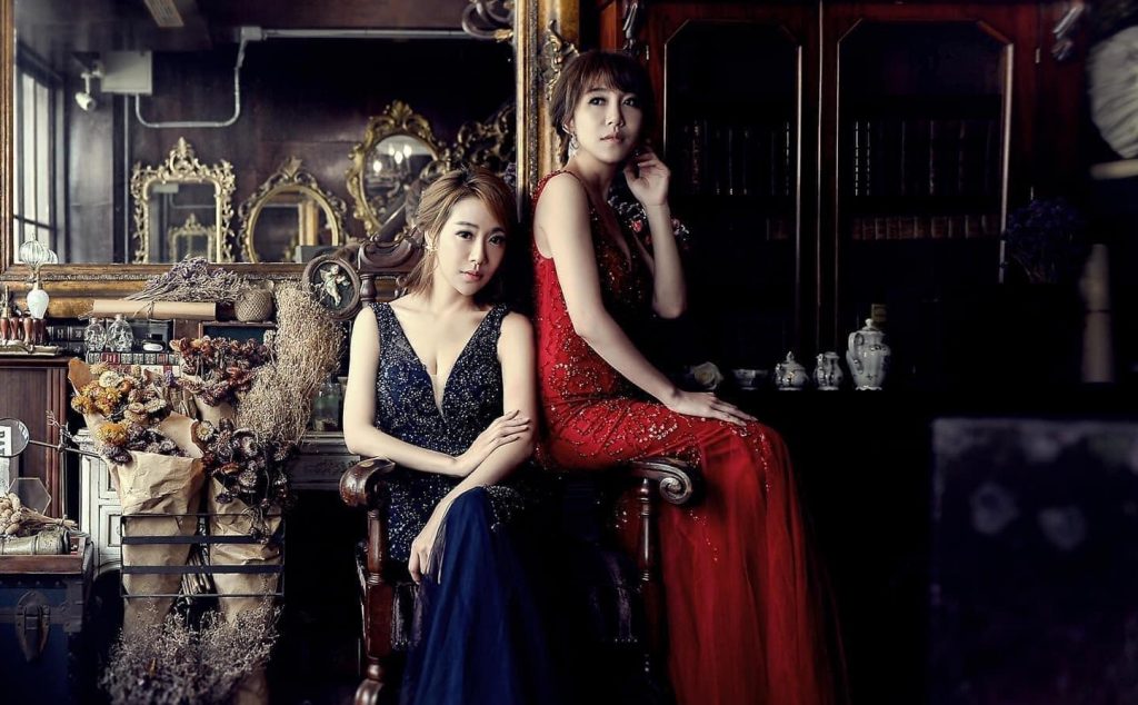 ▲雙胞胎依依佩佩，重拾年輕時的好身材，穿上性感內衣出席記者會。（圖／雙胞胎佩佩 韓式婚紗女王FB@eepplove）