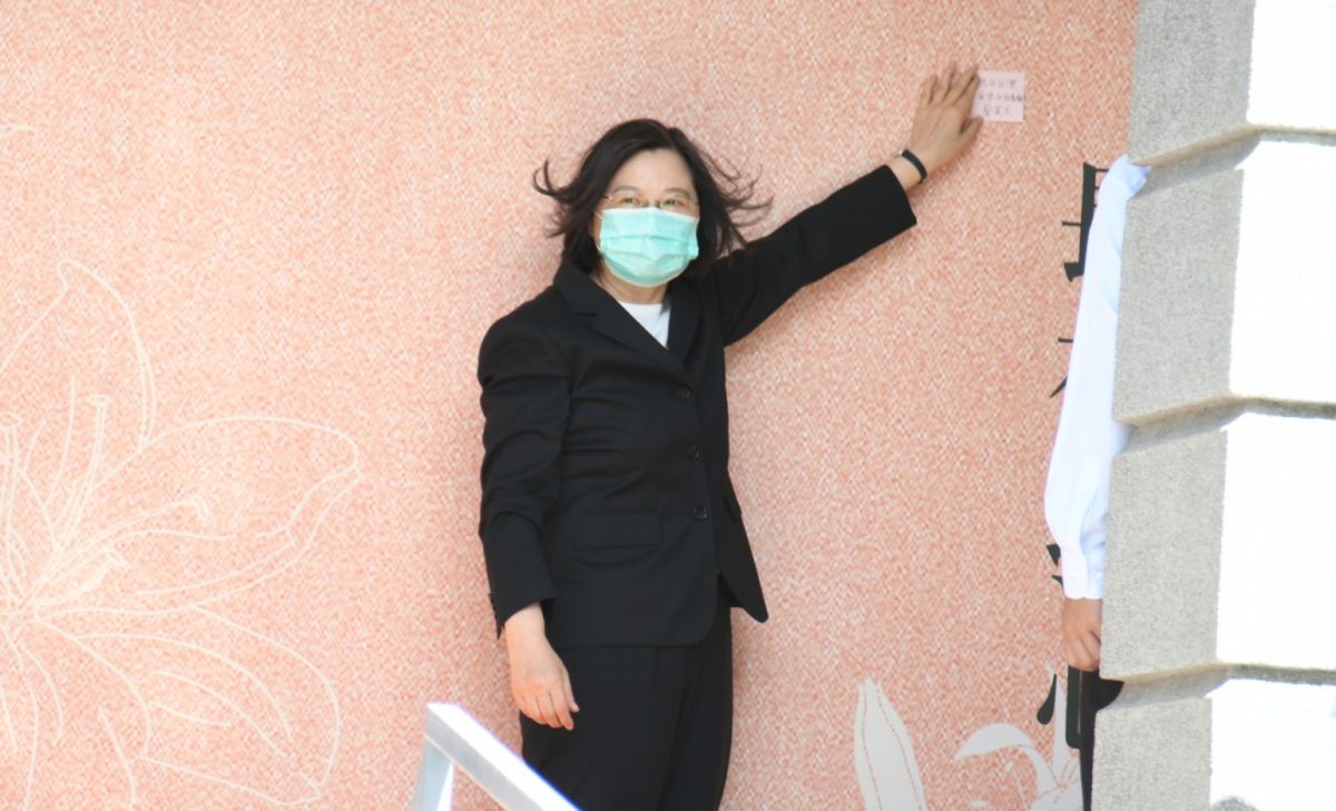 ▲前總統李登輝的追思會場設於台北賓館，蔡英文總統1日上午出席悼念，場外追思留下紙條。（圖／記者林調遜攝，2020.08.01）