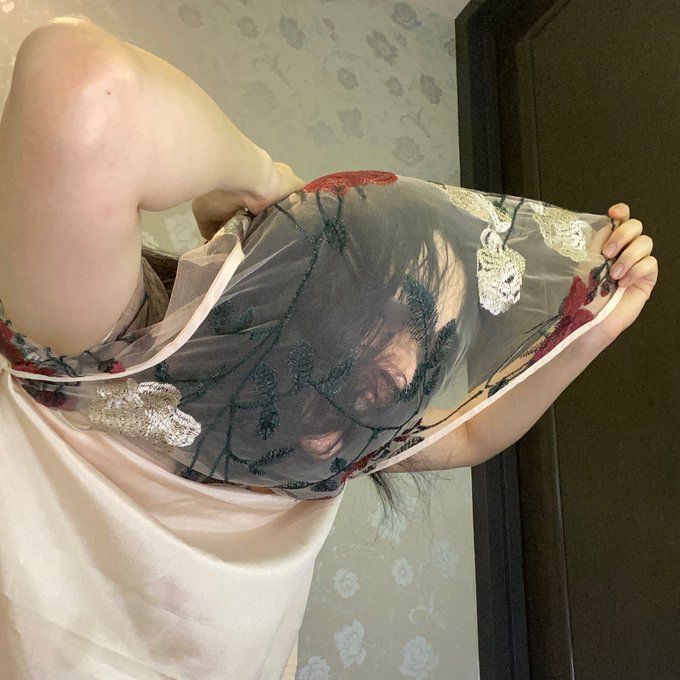 ▲日本一位正妹作家桐澤多惠,因為貼身旗袍脫不下來意外在網路爆紅。(圖/翻攝自@kirisawatae的推特)