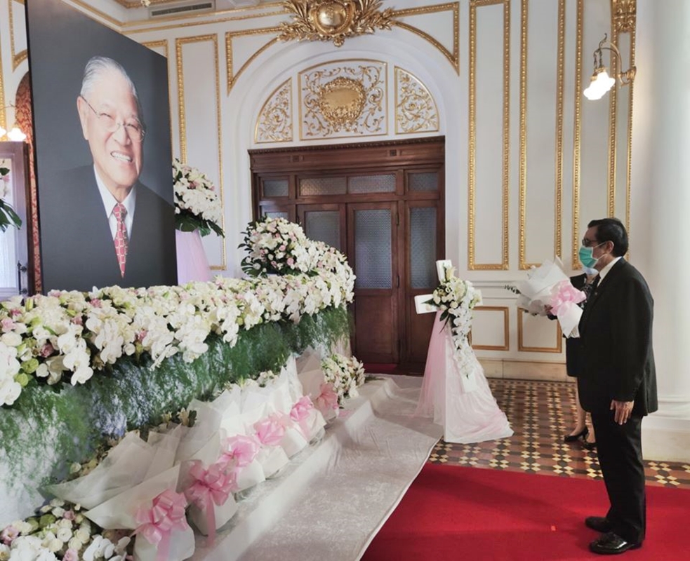 ▲前總統馬英九1日9時前往台北賓館靈堂，向去世的前總統李登輝致意。（圖／馬英九辦公室提供）