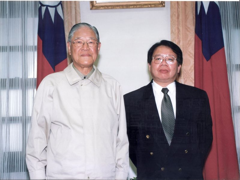 ▲2000年李總統特別在卸任前，和張榮豐在他辦公室合影。（圖／張榮豐提供）