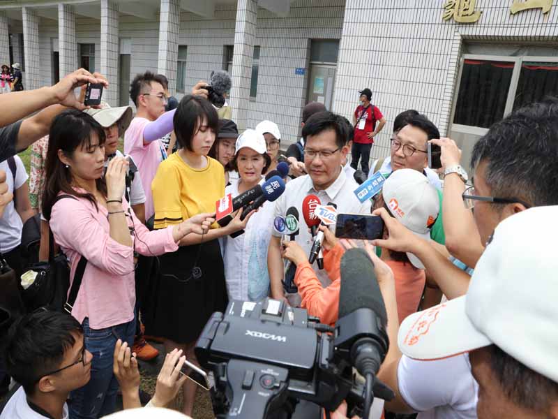 ▲交通部長林佳龍今天早上經由國道五號來宜蘭參加龜山島開放觀光20周年，沿途行車速度非常緩慢，他說，感受到「爆炸性旅遊」的威力。（圖／東北角風管處提供)