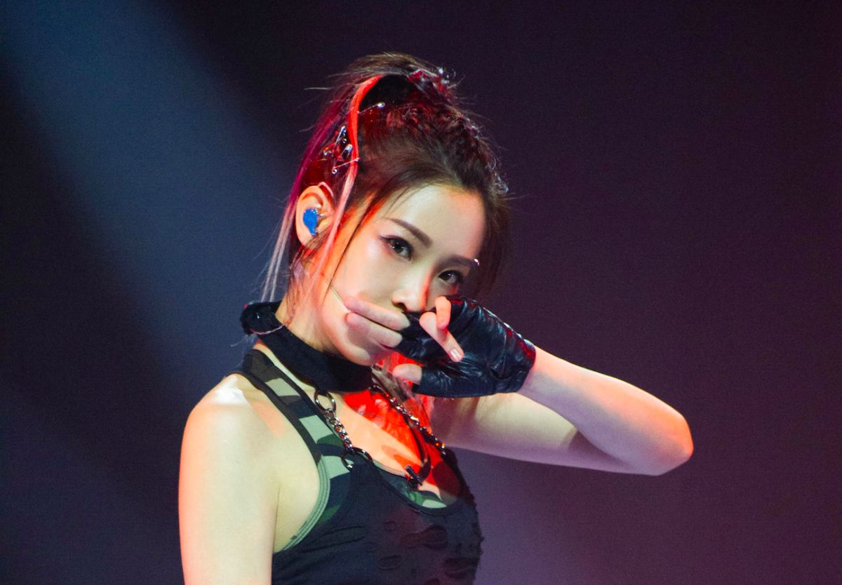 ▲袁詠琳在宿舍排練時，手機意外掉到馬桶裡。（圖／杰威爾音樂提供）