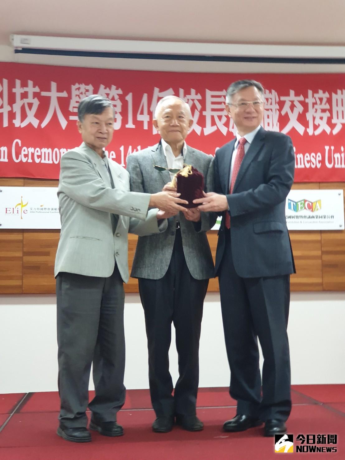 ▲原世新大學副校長余致力（右），今接掌台中僑光科大校長，期許帶領僑光躍升中部最佳科大。（圖／金武鳳攝，2020.8.1)