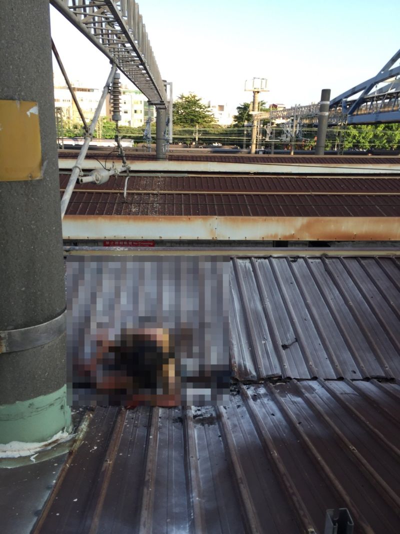 ▲台鐵彰化火車站月台一名婦人躺火車站月台遮雨棚上且全身冒煙。(圖/記者陳雅芳翻攝,2020.08.01)
