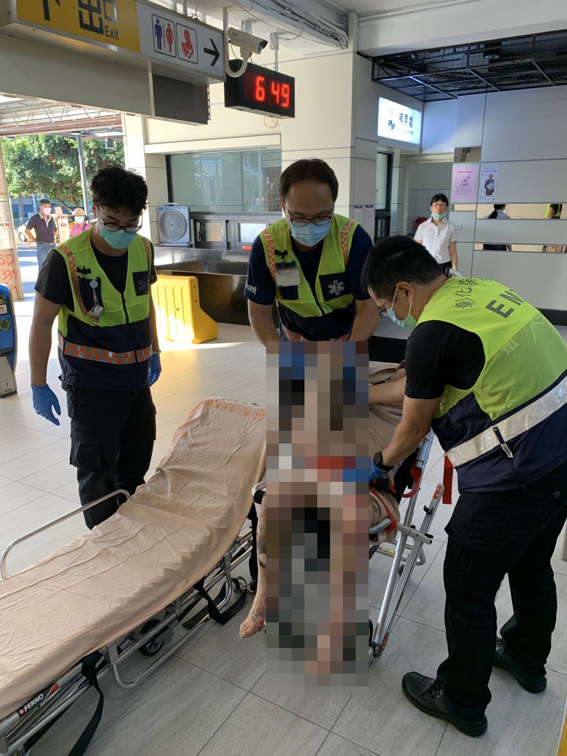 ▲消防隊員救下，緊急送彰化基督教醫院急救，送醫時意識雖然清楚、生命徵象暫時穩定，但傷勢很快惡化，除腳底外，全身有90%燒燙傷。（圖／記者陳雅芳翻攝，2020.08.01）