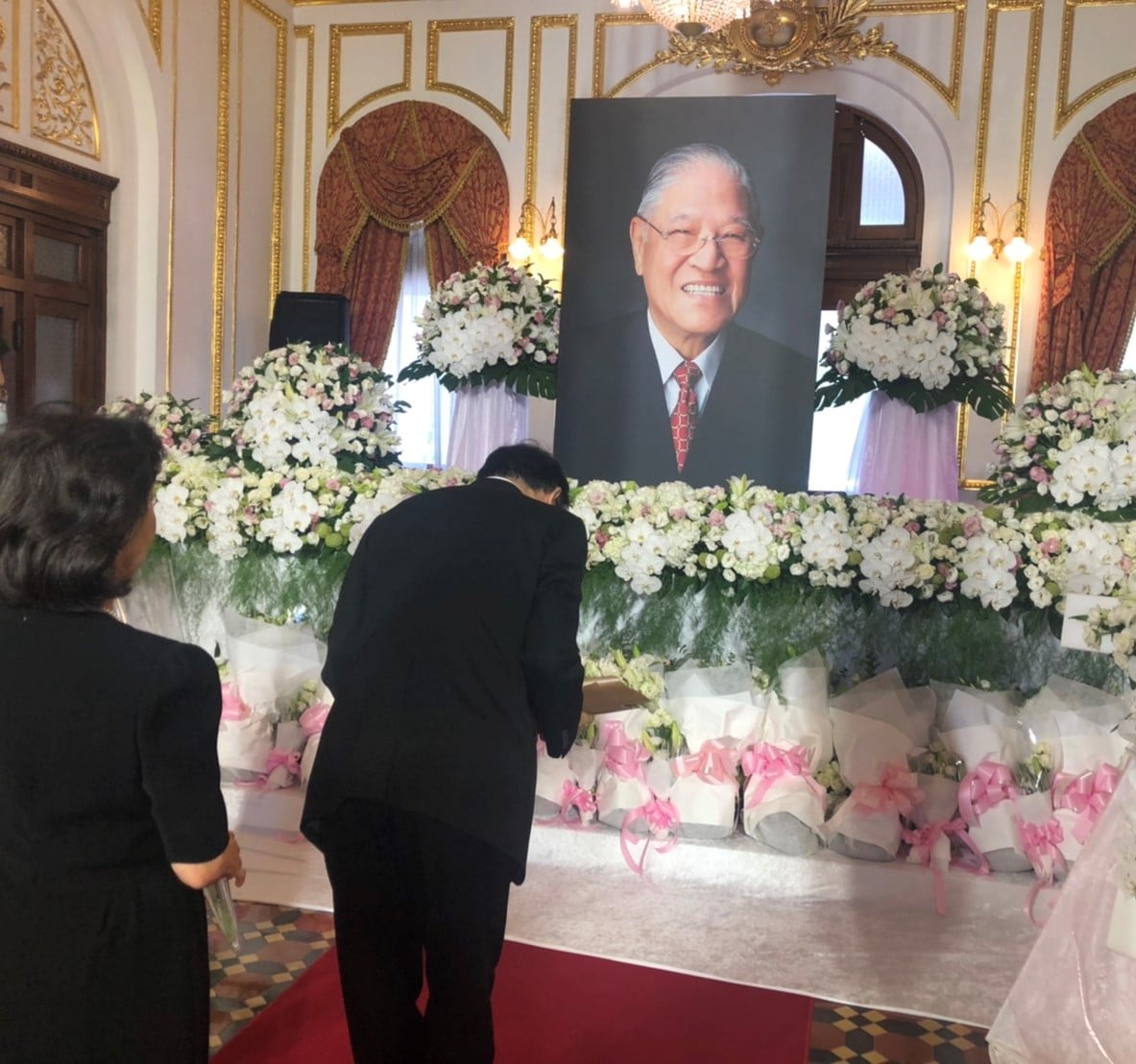 ▲日本台灣交流協會代表泉裕泰弔唁李登輝，懇求繼續保佑日本和台灣。（圖／翻攝日本台灣交流協會臉書）