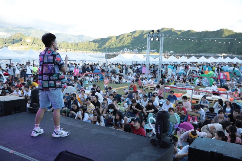 ▲今年海風音樂會打造三大主題活動,包含野餐音樂派對、半島生活市集及親子歡樂遊,還有最特別的漁港光雕秀。(圖/基隆市政府提供)