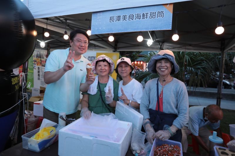 ▲今年海風音樂會打造三大主題活動,包含野餐音樂派對、半島生活市集及親子歡樂遊,還有最特別的漁港光雕秀。(圖/基隆市政府提供)