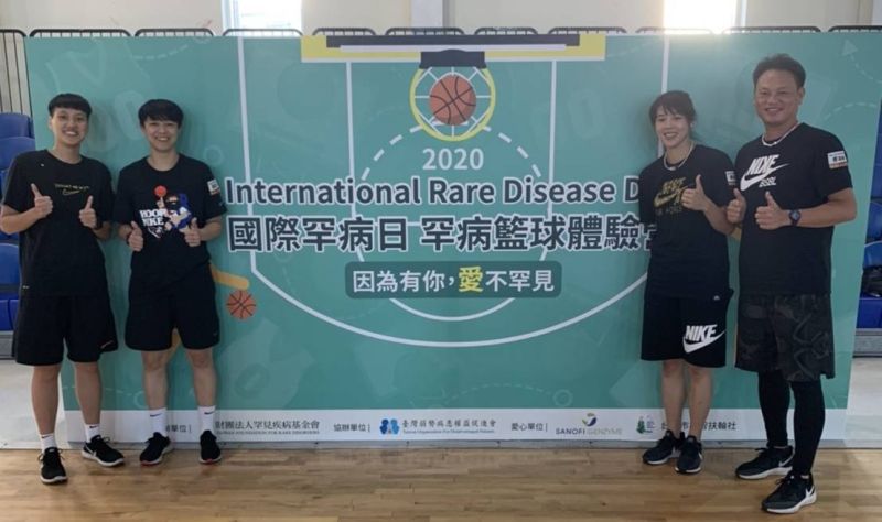 ▲台北城市科大女籃教練傅姿伶、棒球隊教練曹竣崵參與活動。(圖/罕見疾病基金會提供)
