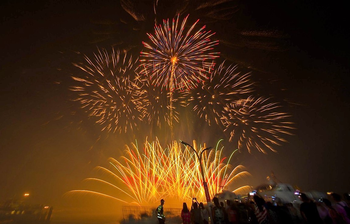 ▲2020澎湖國際海上花火節第二場離島場次，在8月的第一天移師七美南滬港辦理，有2對情侶在情人島求婚，共譜屬於海島最浪漫的愛曲。（圖／澎縣府旅遊處提供）