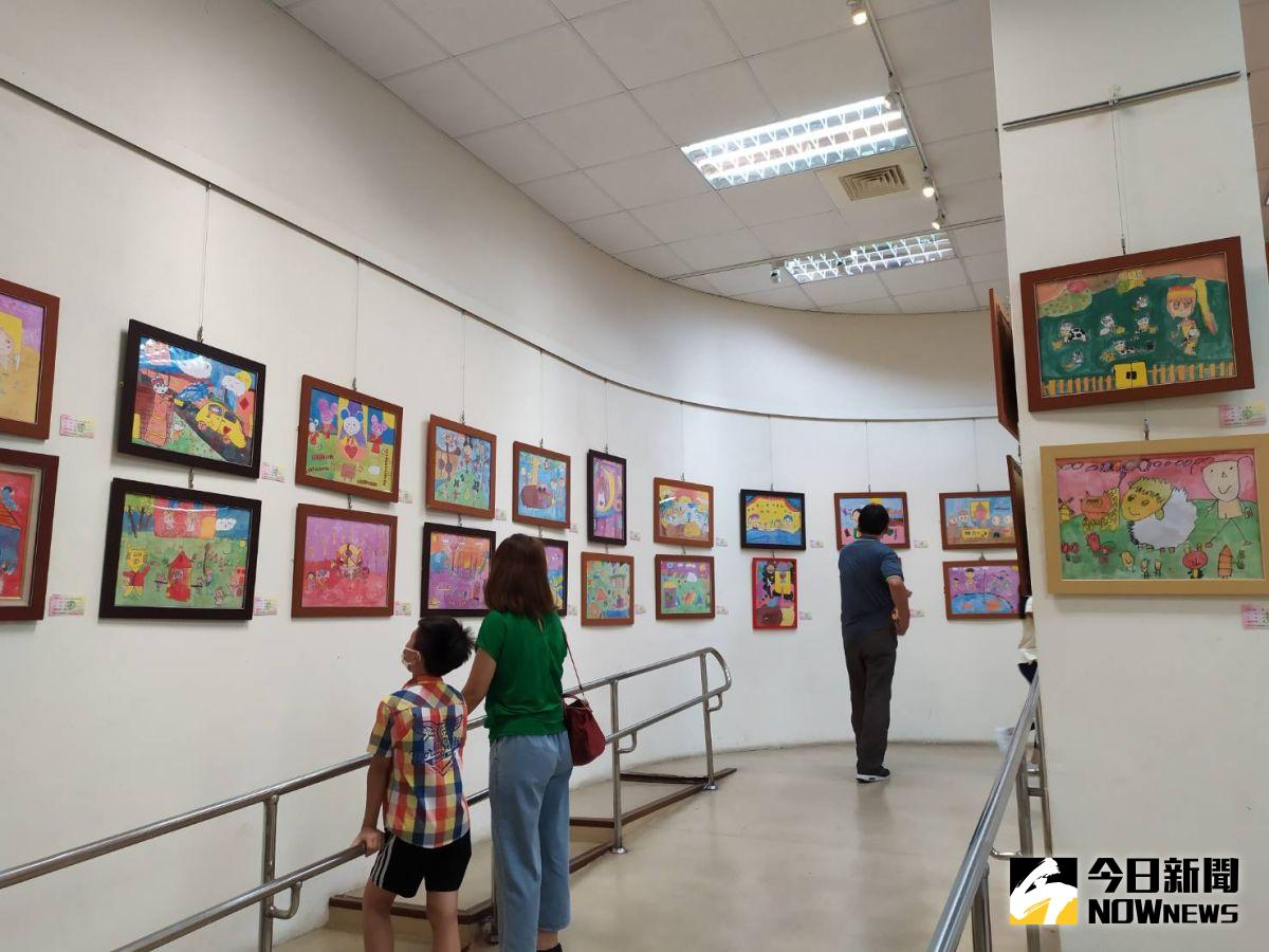 ▲和美鎮胡美銀美術學苑師生聯展，展出超過百件平面及立體美陶創作作品。（圖／記者葉靜美攝，2020.08.02）