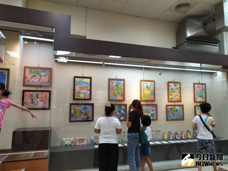▲從幼稚園到成人,超過百件作品,不同成長階段作品,同樣需要被鼓勵與欣賞。(圖/記者葉靜美攝,2020.08.02)