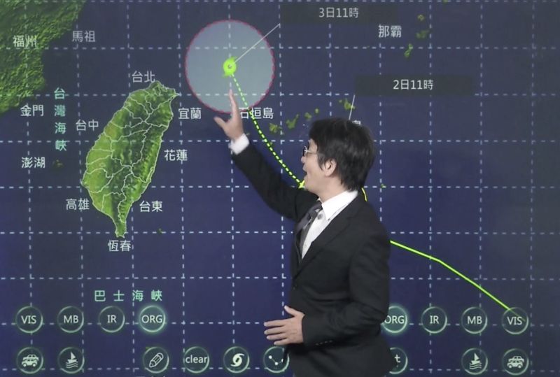 ▲中央氣象局表示，若太平洋高壓增強，颱風路徑西移，不排除可能發布陸上颱風警報。（圖／翻攝自中央氣象局直播）