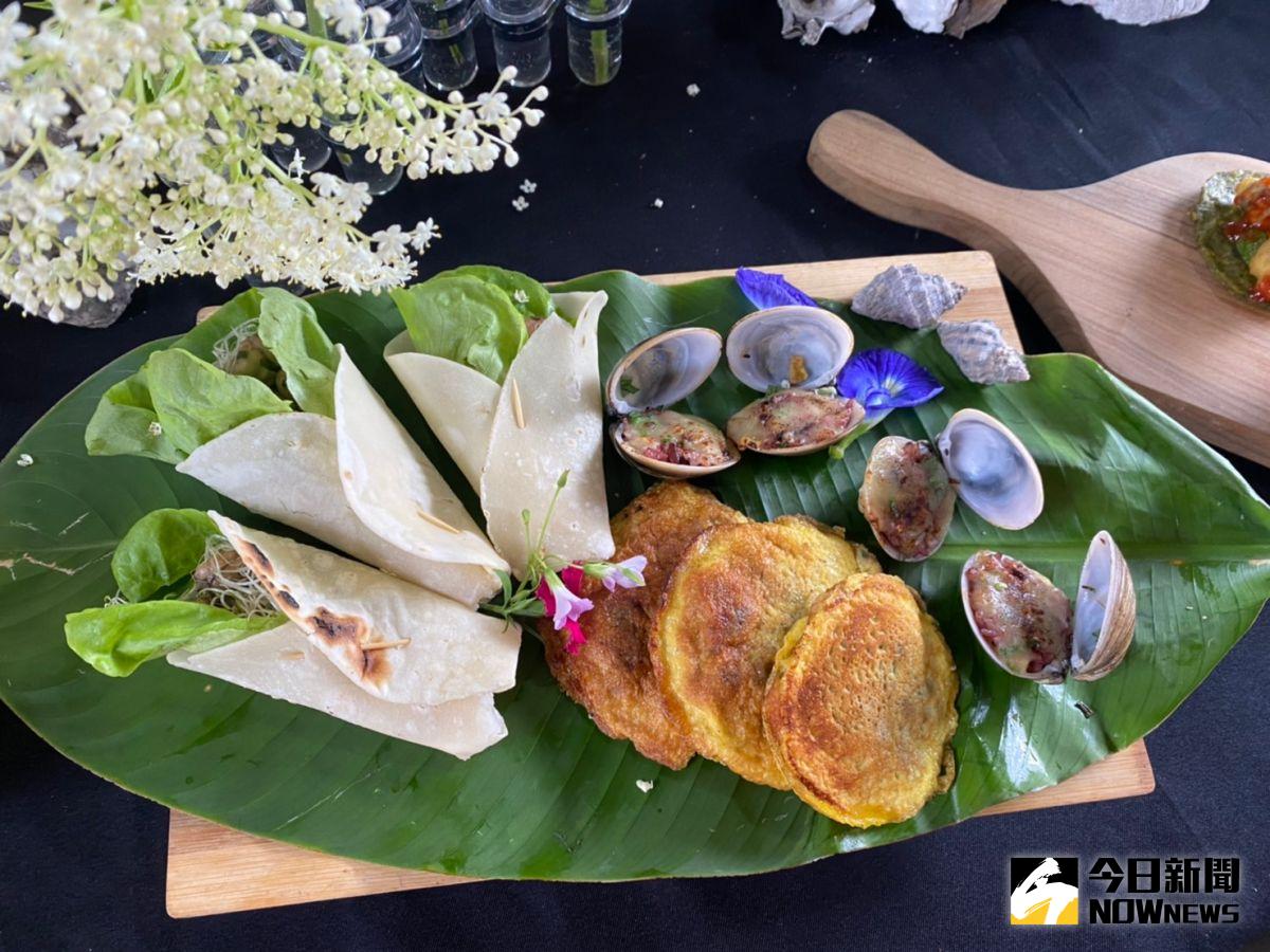 ▲生態廚師運用在地友善生產的可食野菜、麻油及蚵、螺、文蛤、赤嘴等漁產，創作出一道道精緻好吃的料理，。（圖／記者陳雅芳攝，2020.08.02）