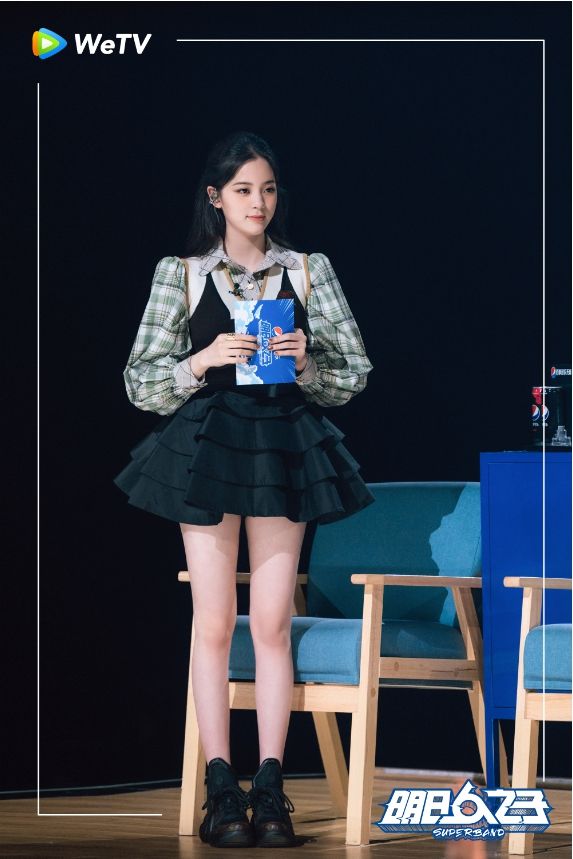 ▲歐陽娜娜穿上青春感蓬蓬裙,下衣失蹤曝消暑美腿。(圖/WeTV提供)