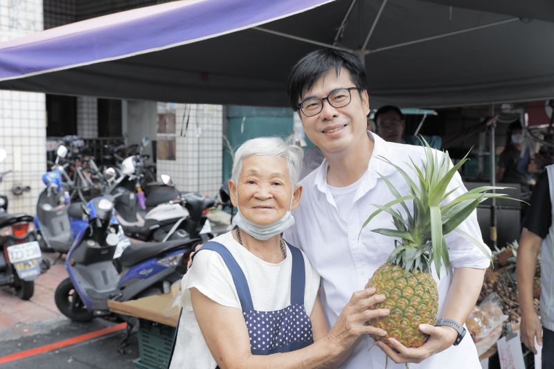 ▲
阿嬤送上一顆大鳳梨給陳其邁。(圖/陳其邁競選總部提供)