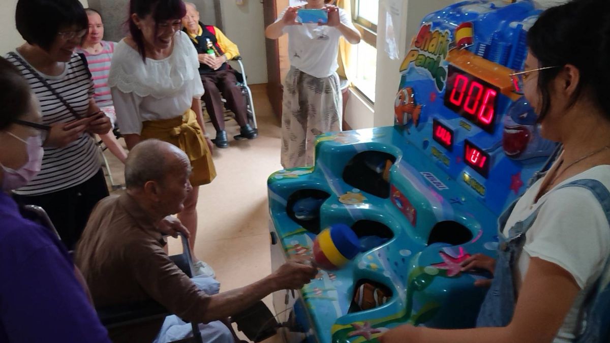 ▲彰化榮家獲贈「打鯊魚機」，供行動不便住民使用，讓長者們在訓練手腳協調力之餘，也能玩得盡興。（圖／記者陳雅芳攝，2020.08.02）