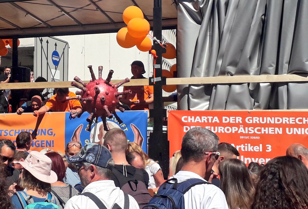 ▲德國民眾抗議配戴口罩等防疫措施是剝奪自由。（圖／翻攝自推特@BenjAlvarez1）