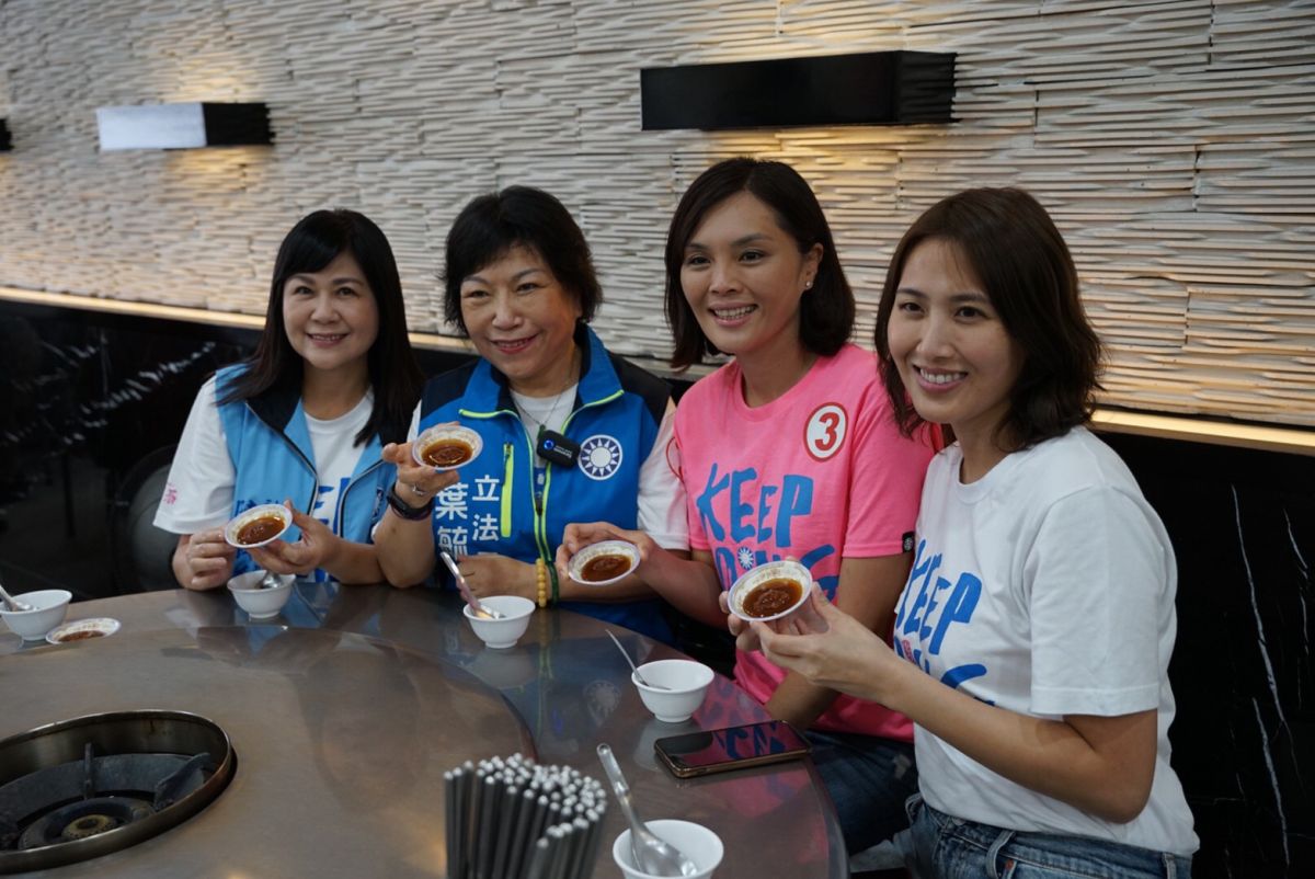 ▲國民黨高雄市長補選候選人李眉蓁和立委葉毓蘭、副議長陸淑美、競總副總幹事黃韻涵到岡山吃羊肉。（圖/李眉蓁競選總部提供）