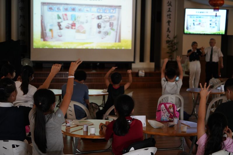 ▲「環保愛地球」課程由志工江明絡擔任講師,分享環保分類和愛地球的方法。(圖/記者陳雅芳攝,2020.08.02)