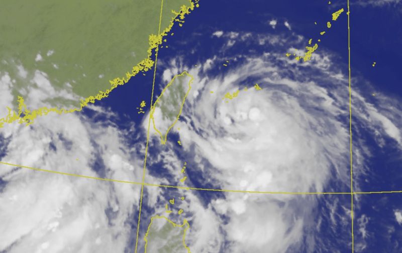 ▲輕颱哈格比不斷逼近，中央氣象局持續發布海上颱風警報，預計將在今（2）晚及明（3）早影響台灣最距。（圖／翻攝自中央氣象局）