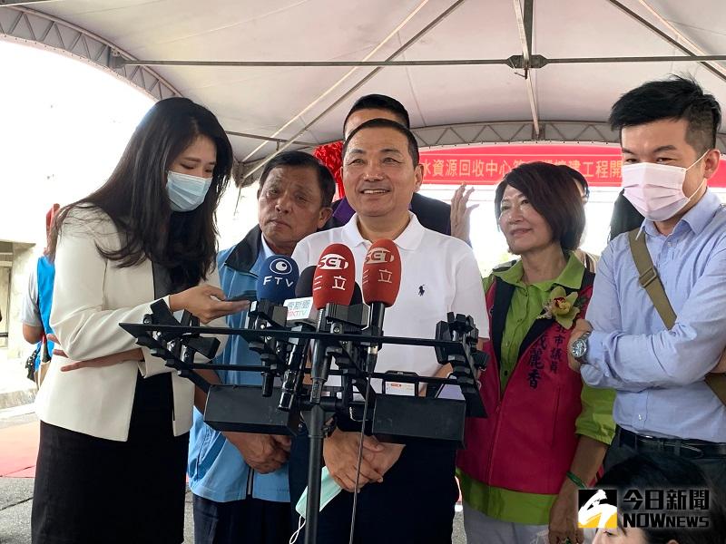 ▲侯友宜再次呼籲中央，在檢驗量能量可負擔的情況下，對於入境者進行全面普篩及居家檢疫，才能有效將疫情阻隔於境外。(圖/記者康子仁攝)