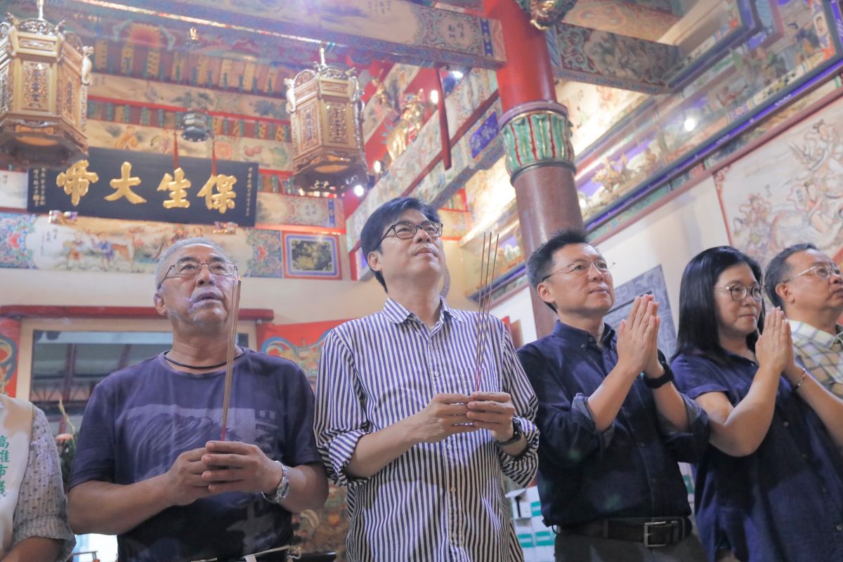 ▲陳其邁和趙天麟、管碧玲等人一起到鼓山區內惟青雲宮參香。（圖／陳其邁競選總部提供）