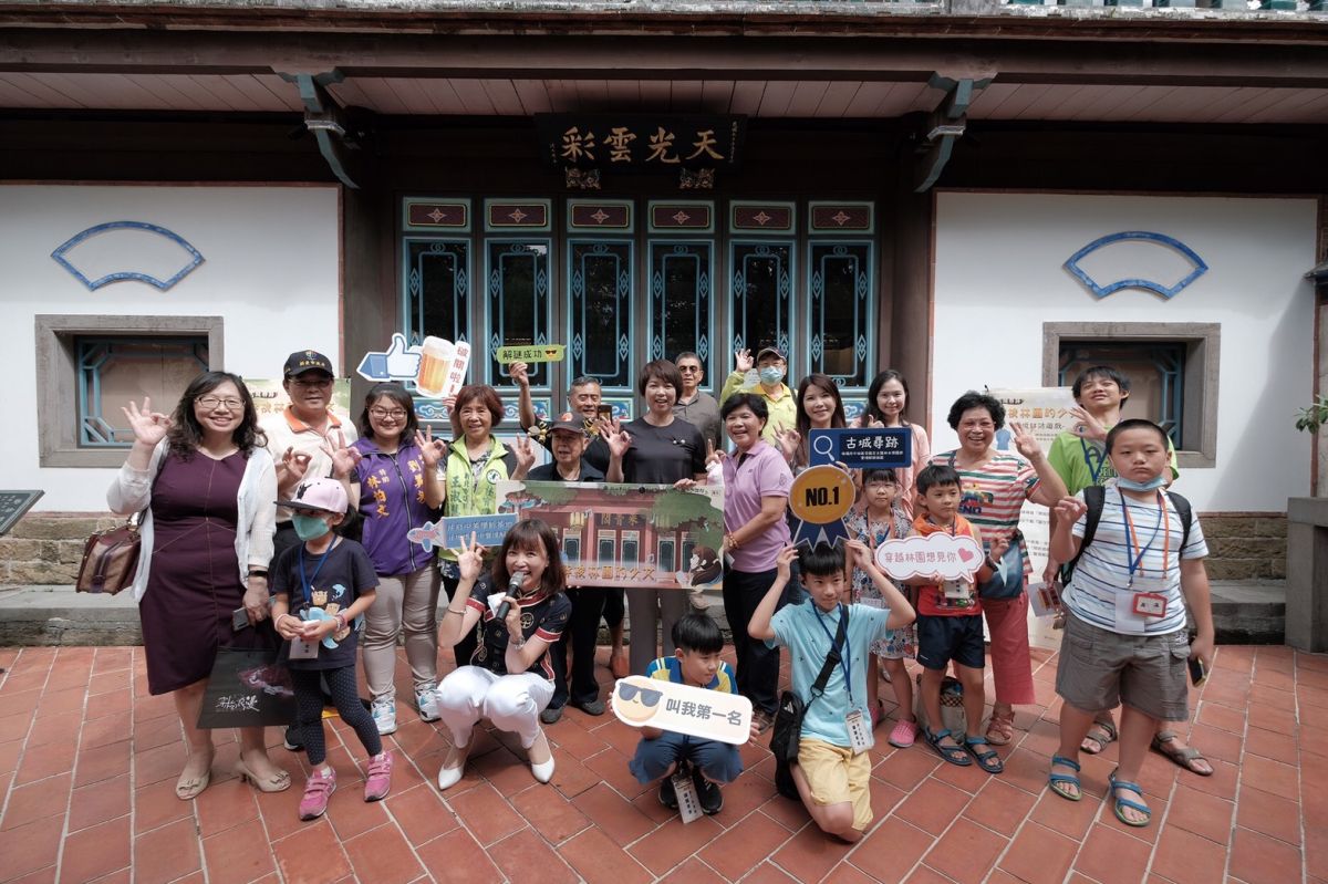 ▲新北市文化局長龔雅雯帶領10組玩家們一同在百年古蹟中解謎、破關卡，抽絲剝繭找出答案破關。(圖/新北市政府提供)