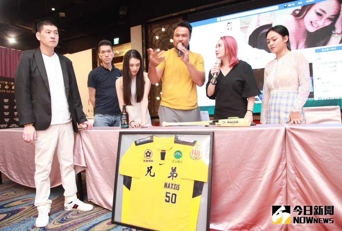 ▲陳致遠拿出當年自己打職棒時的球衣及2004年參加雅典奧運時的球棒共襄盛舉，最後球衣及球棒在短短3分鐘內由網友以3.88萬元標得。（圖／記者李春台攝, 2020.08.02）