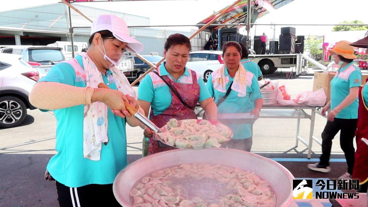 ▲埔心社區發展協會辦理「埔心情‧社區愛‧爸爸樂」活動，義賣喜樂手工水餃及肉乾，幫忙弱勢的社福團體，志工忙著煮一鍋鍋的水餃。（圖／記者陳雅芳攝，2020.08.02）

