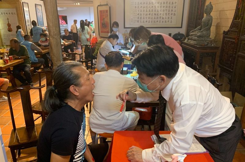 ▲活動進行攝護腺癌抽血檢驗、口腔黏膜篩檢,期許早期發現早期治療。(圖/記者蘇榮泉攝,2020.08.02)
