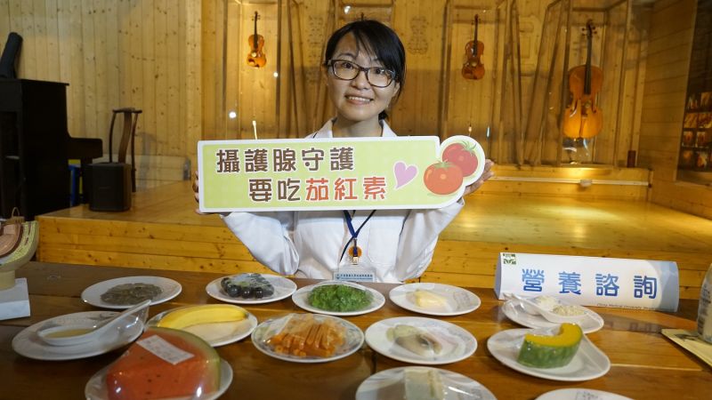 ▲營養師陳怡萍建議限制紅肉攝取量,選擇以魚肉、雞肉或豆類取代高油牛肉、豬肉及羊肉。(圖/記者蘇榮泉攝,2020.08.02)