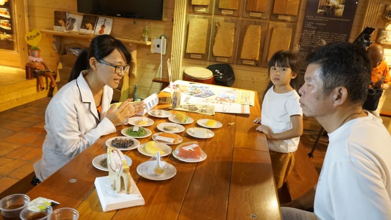 ▲民眾踴躍參與,並了解能夠幫助清除人類體內自由基,降低癌症風險飲食問題。(圖/記者蘇榮泉攝,2020.08.02)