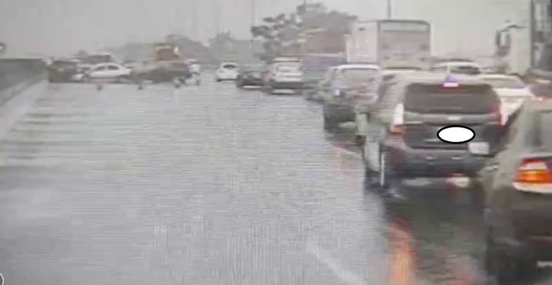 ▲高速公路北上民雄路段發生車禍,造成車輛回堵。(圖/記者陳惲朋翻攝)