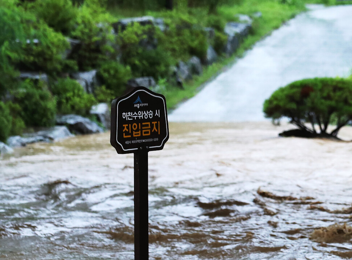 ▲韓國中部近日降下大雨，多處嚴重淹水、道路坍塌。（圖／翻攝自《韓國民族日報》）