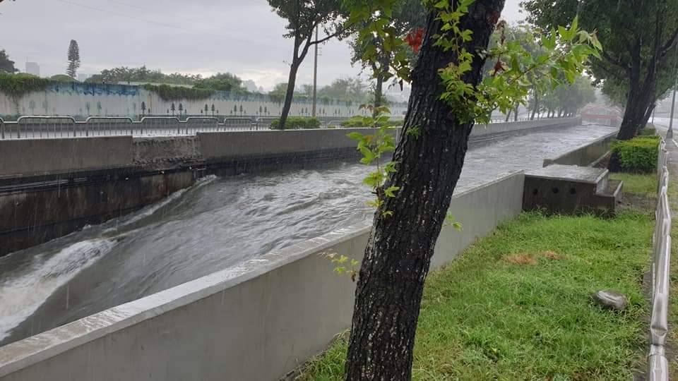 ▲輕颱哈格比接近台灣，瞬間大豪雨，造成南屯溪水暴漲。(圖／柳榮俊攝2020.8.3)