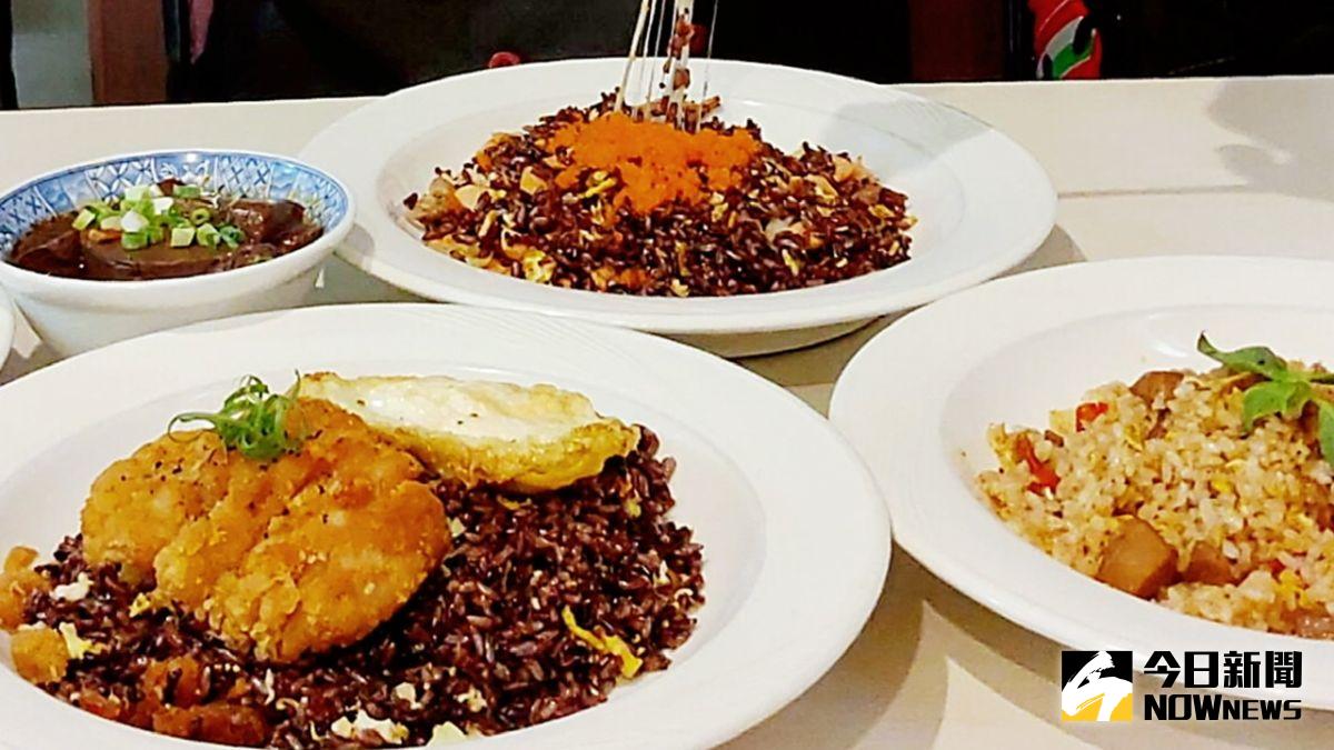 ▲隱身巷弄內的炒飯館，從「米」開始就下足功夫，「黑糯糙米」加上自製的豬油與蔥油作為基底油，搭配精湛炒飯功力，米飯粒粒分明、香氣撲鼻。（圖／記者陳美嘉攝，2020.08.03）