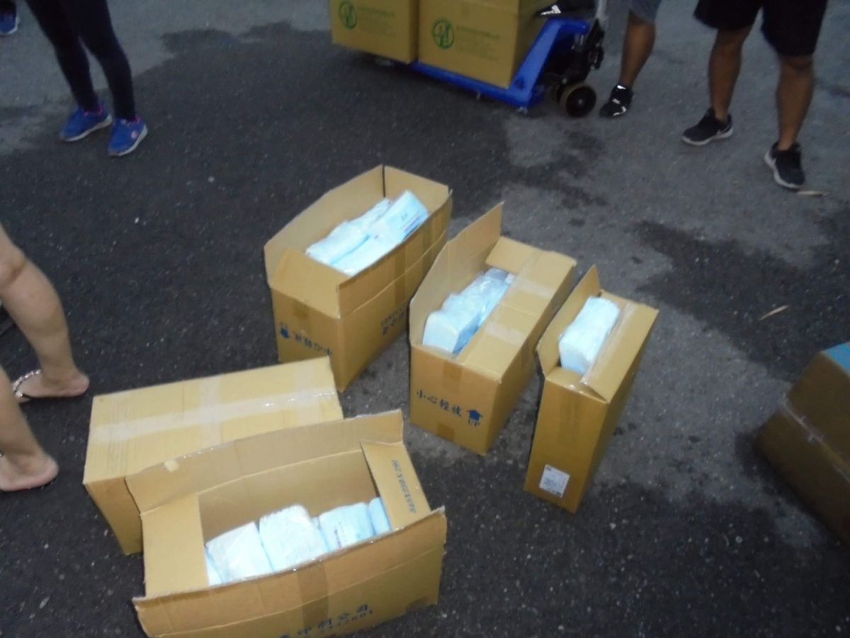 ▲警方逮獲監守自盜的員工，當場查扣95包口罩。（圖／記者陳聖璋翻攝）