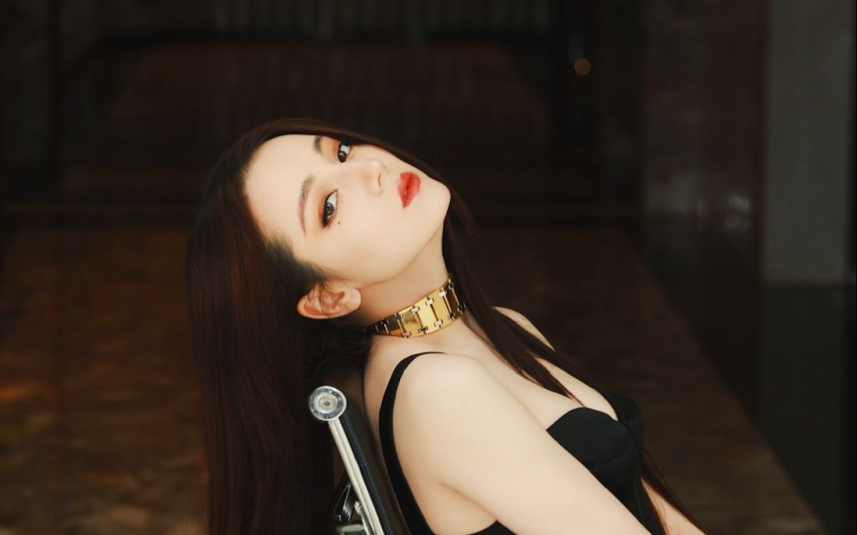 ▲迪麗熱巴出席活動身穿超高衩禮服，曬出超長美腿搶鏡。（圖／翻攝迪麗熱巴工作室微博）