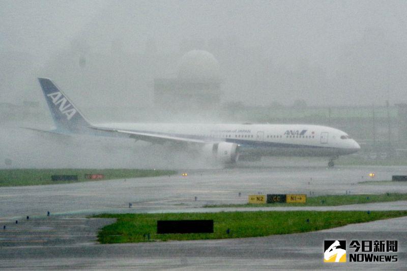 ▲因哈格比颱風外圍環流影響，松山機場因能見度不佳暫停班機降落，該航班於空中盤旋約