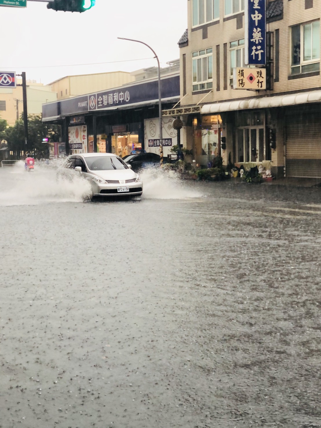 ▲哈格比輕颱挾雨神來襲，彰化縣出現強降雨，猛烈雨勢也造成和美鎮德美路、惠文街口等出現淹水災情，讓民眾苦不堪言。（圖／民眾提供）